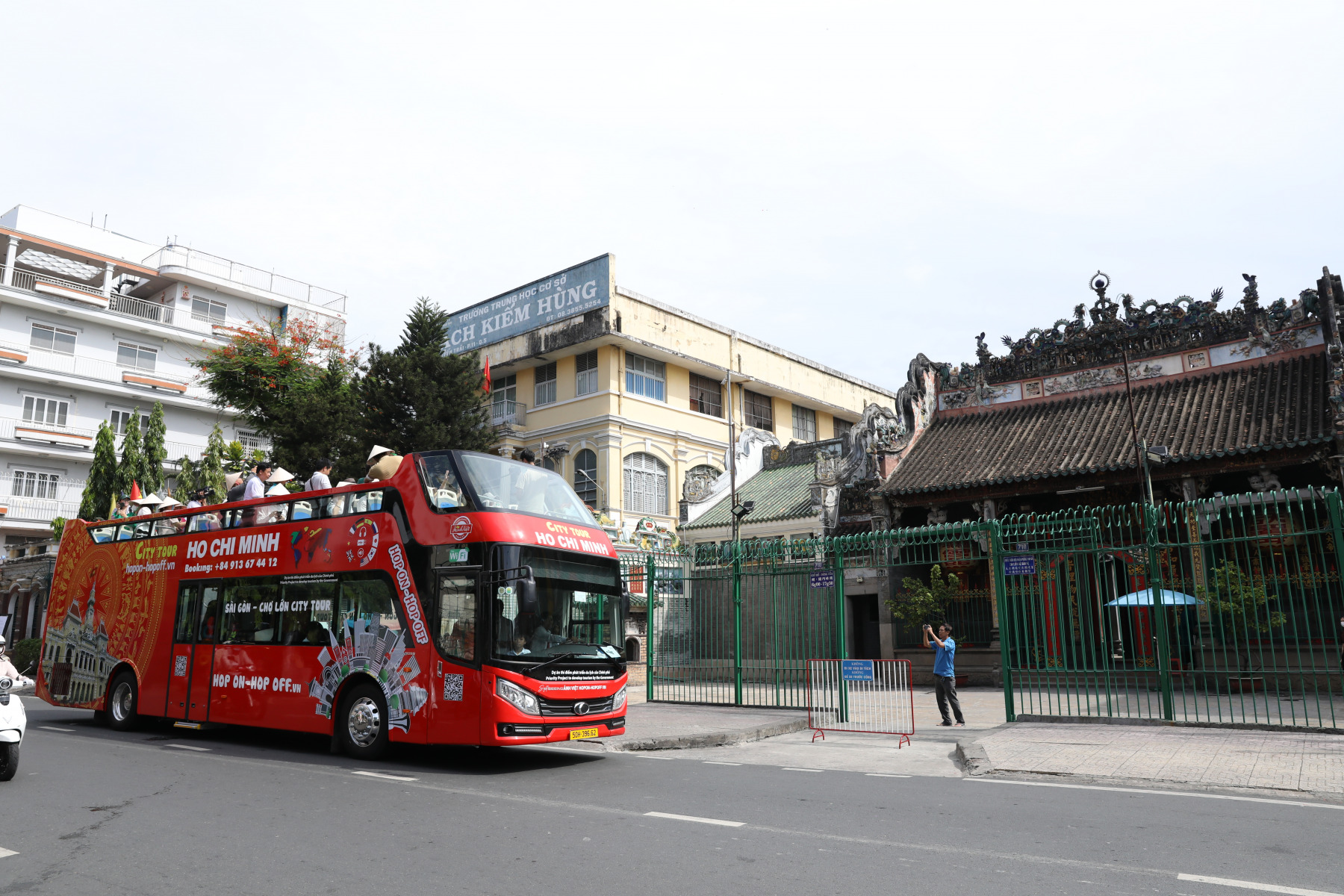 1 ROUND SAI GON – CHO LON (CHINATOWN) PANORAMIC BUS TOUR - Image 9