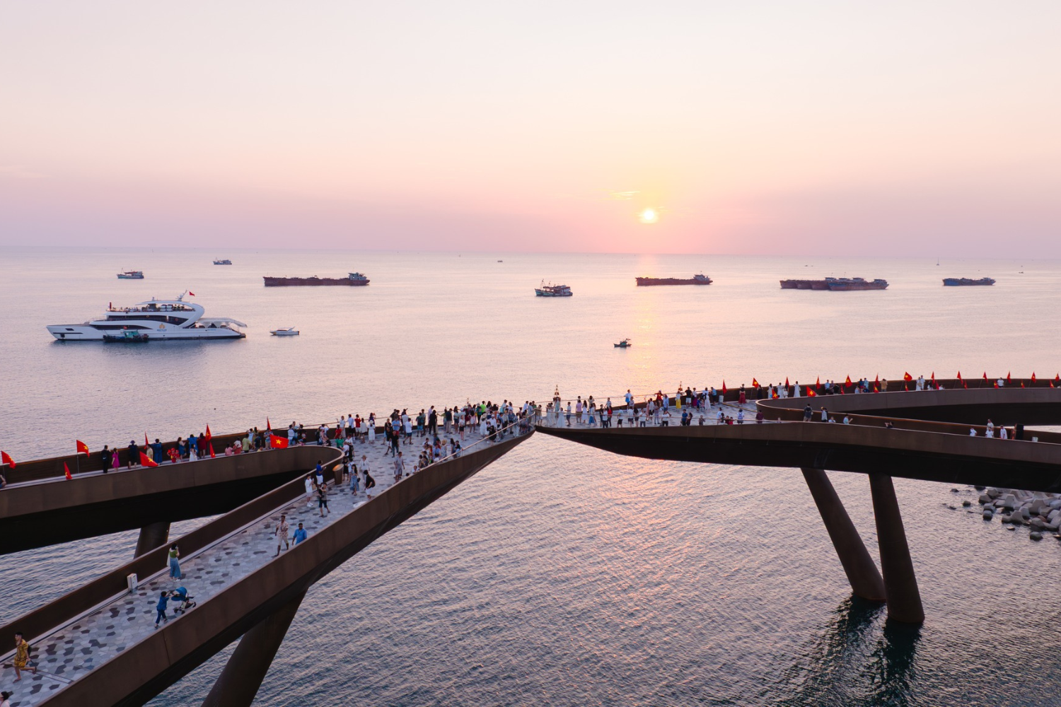 Phu Quoc Evening Wonders: Beach, Show, BBQ & Fireworks - 8 hours - join group tour - Image 7