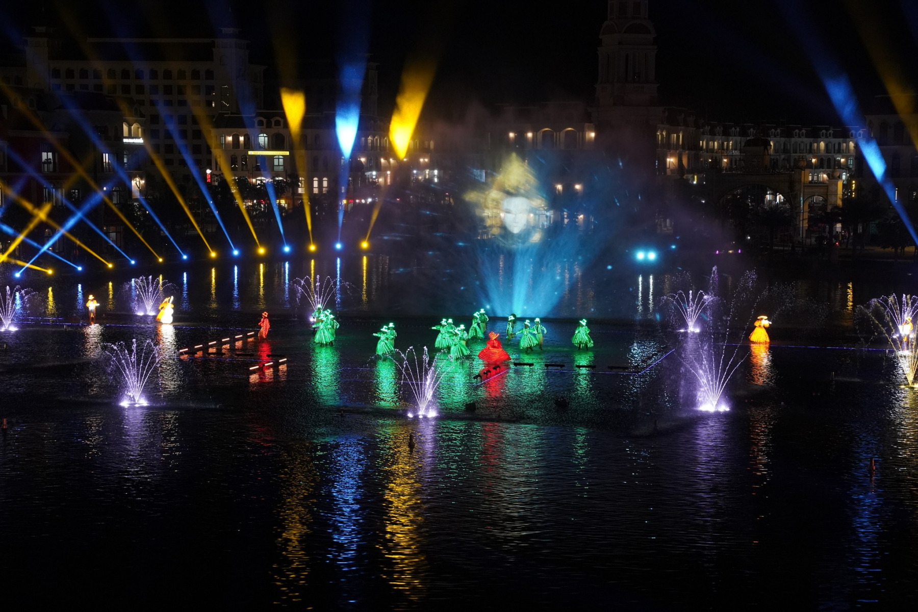 Discover VinWonders & Grand World - 1 day - join group tour - Image 7